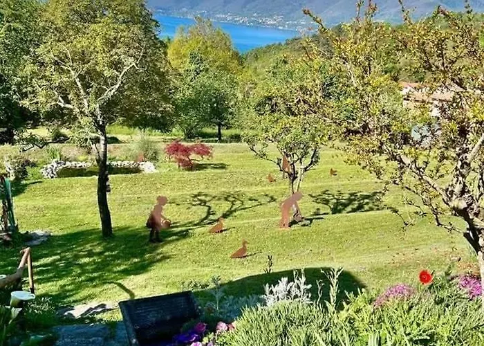 Casa Fiorita, Luino, Il Tempo Rallenta Tra E Fiori Nyaraló Luino