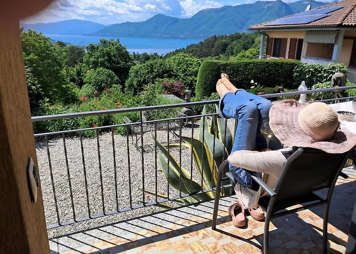 Casa Fiorita, Luino, Il Tempo Rallenta Tra E Fiori Nyaraló *