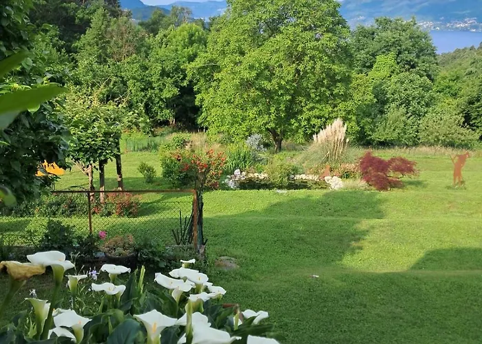 Casa Fiorita, Luino, Il Tempo Rallenta Tra E Fiori Nyaraló