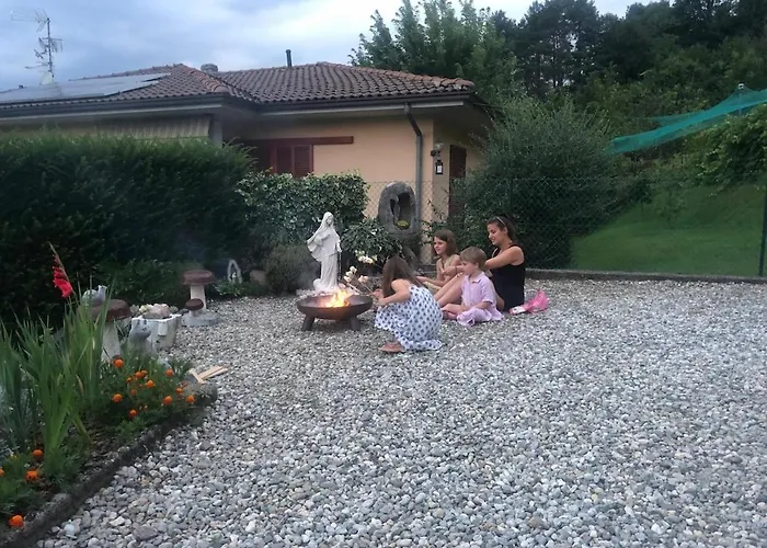 Casa Fiorita, Luino, Il Tempo Rallenta Tra E Fiori Nyaraló *