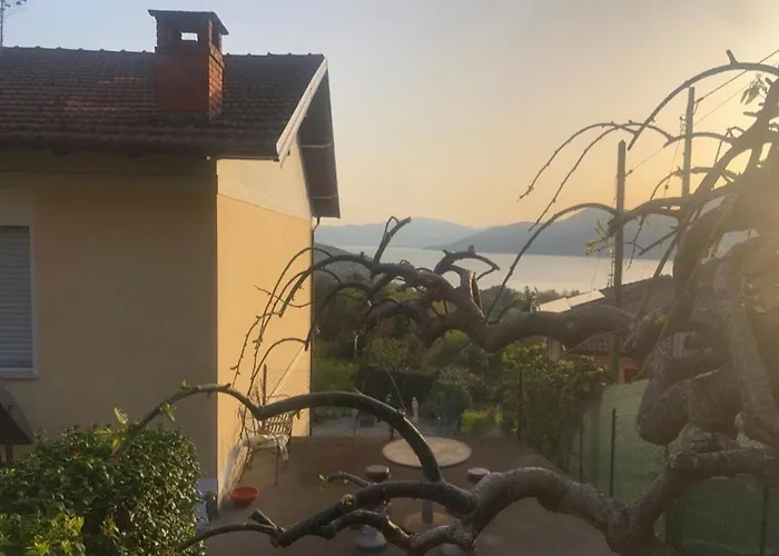 Holiday home Casa Fiorita, Luino, Il Tempo Rallenta Tra E Fiori Luino
